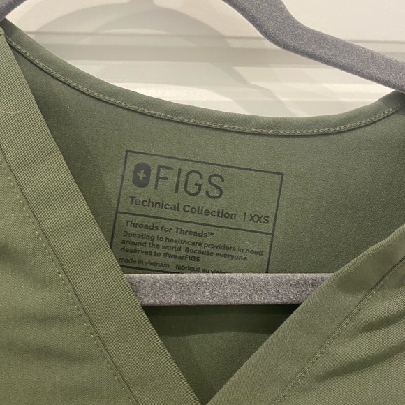 Figs scrub top - Picture 3 of 4